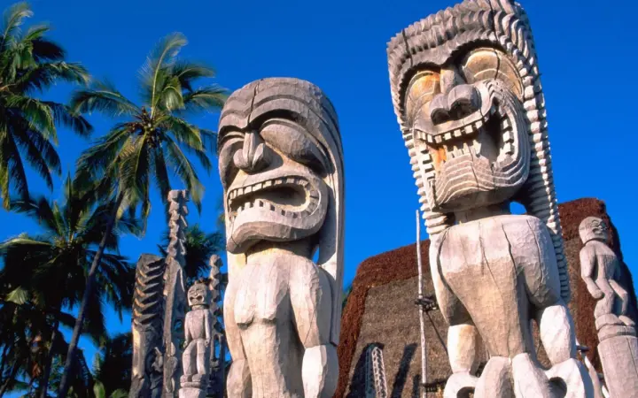 Ancient Tiki Guardian Statues as a phone lock screen