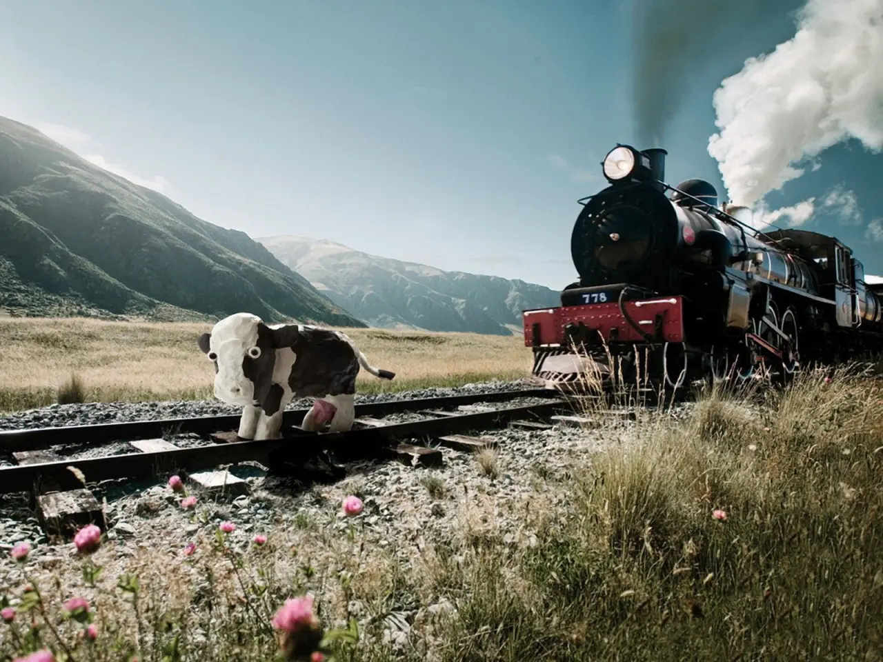 Unlikely Meeting on Tracks – grey and black desktop wallpaper, 1600×1200
