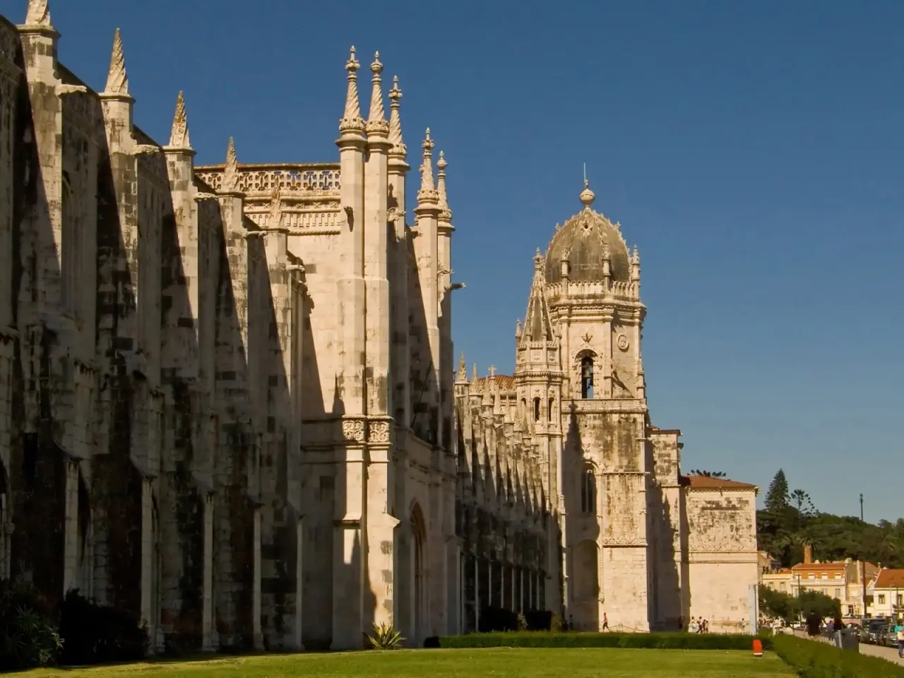 Jerónimos Monastery In Lisbon – black and blue desktop wallpaper, 1600×1200
