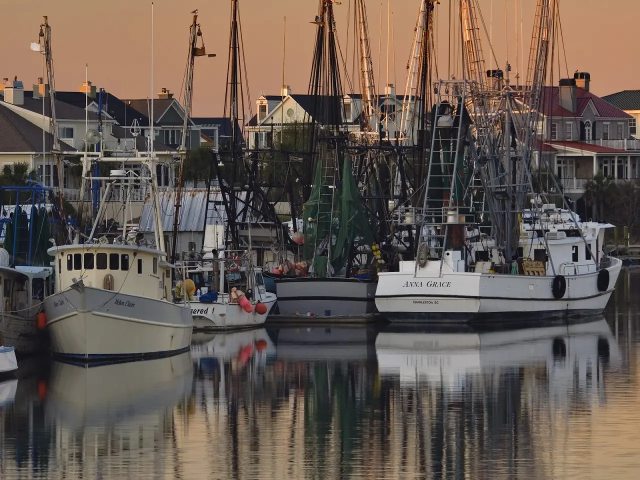 Quiet Morning At The Harbor – brown and grey desktop wallpaper, 1600×1200
