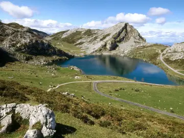 Serene Mountain Lake Vista wallpaper