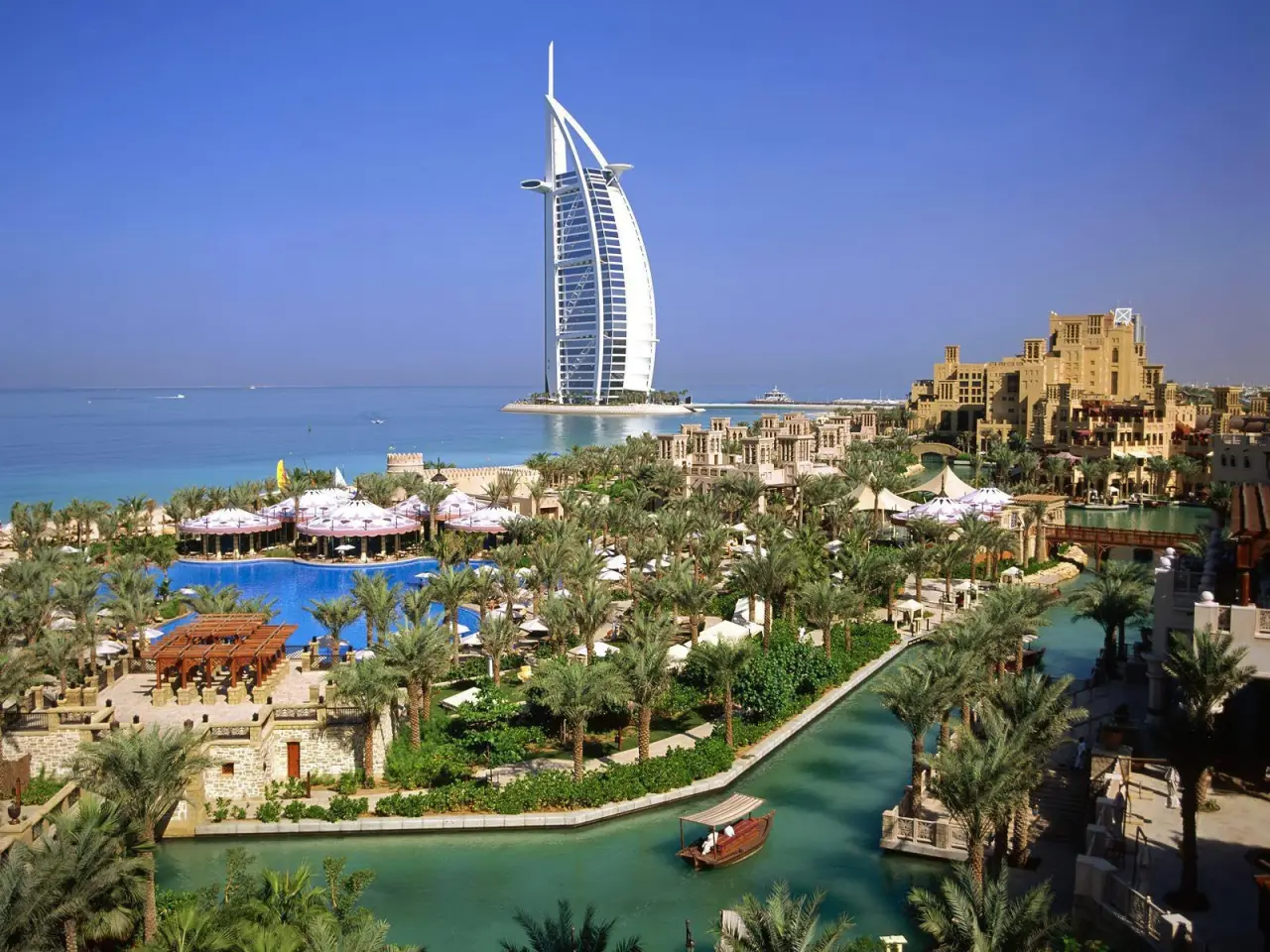Dubai Luxury Resort Coastline – green and blue desktop wallpaper, 1600×1200