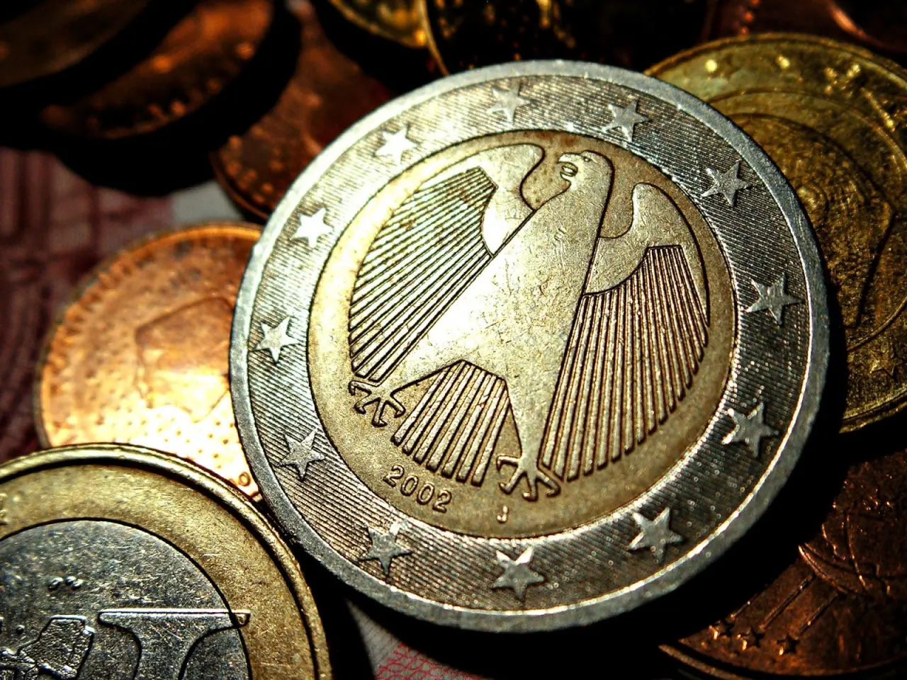 German Euro Coin Close Up – black and grey desktop wallpaper, 1600×1200