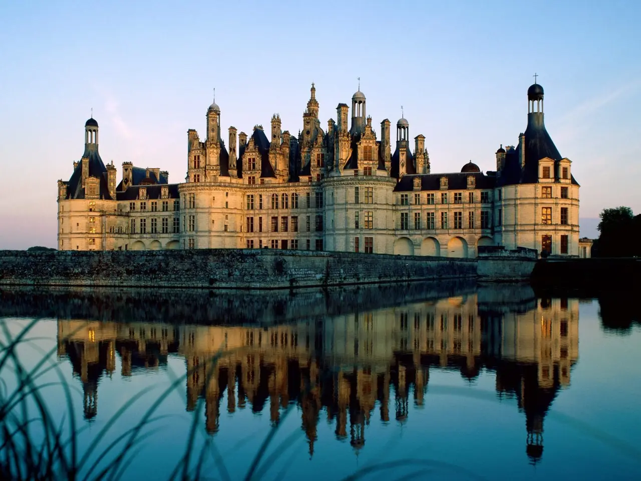 Château de Chambord Reflection – blue and black desktop wallpaper, 1600×1200