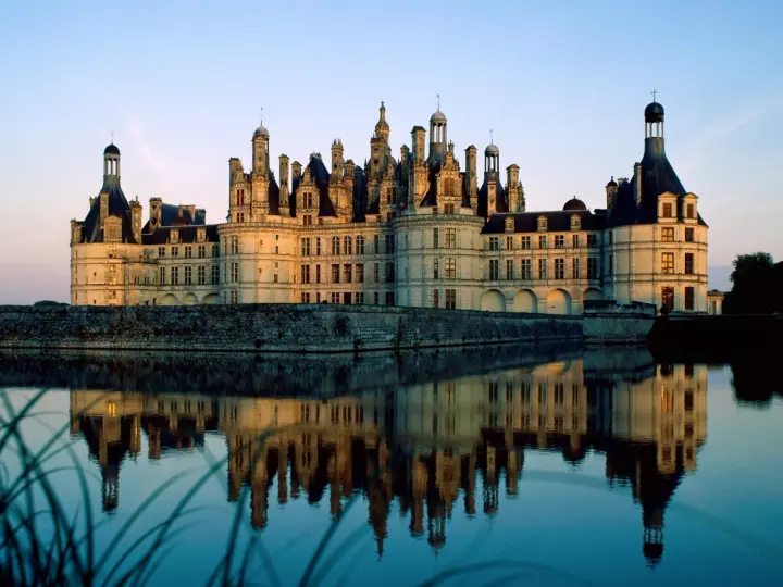 Château de Chambord Reflection as a phone lock screen