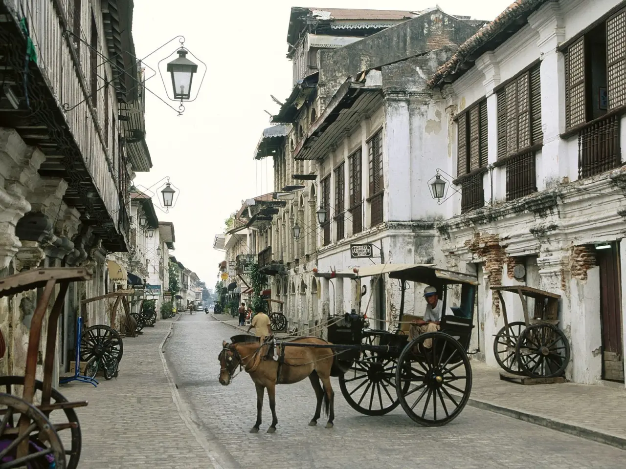 Historic Street With Carriage – grey and black desktop wallpaper, 1600×1200