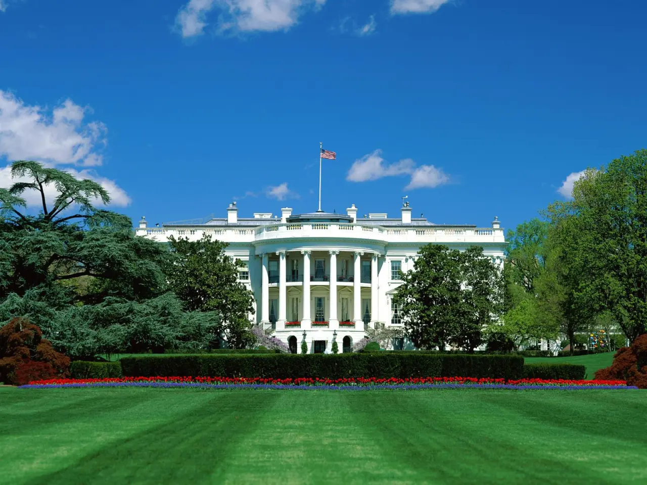 The White House in Spring – green and blue desktop wallpaper, 1600×1200