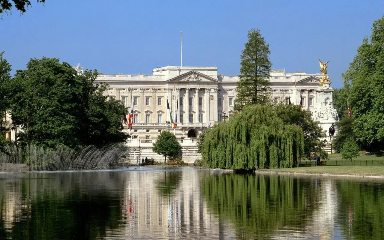 Buckingham Palace Reflection – green and blue desktop wallpaper, 1680×1050