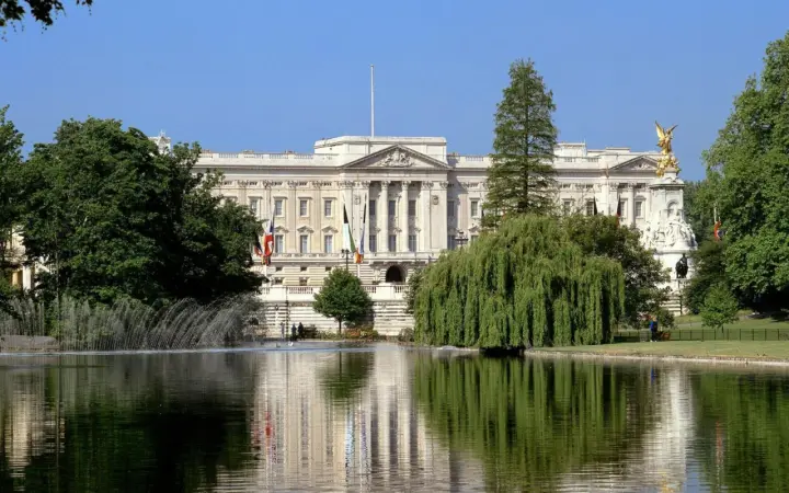 Buckingham Palace Reflection as a phone lock screen