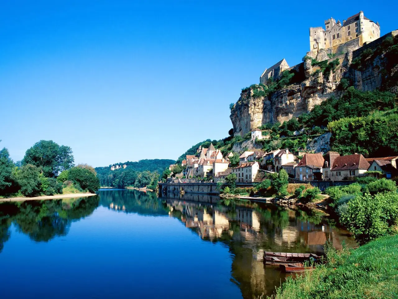 Castle Above The River – grey and blue desktop wallpaper, 1600×1200