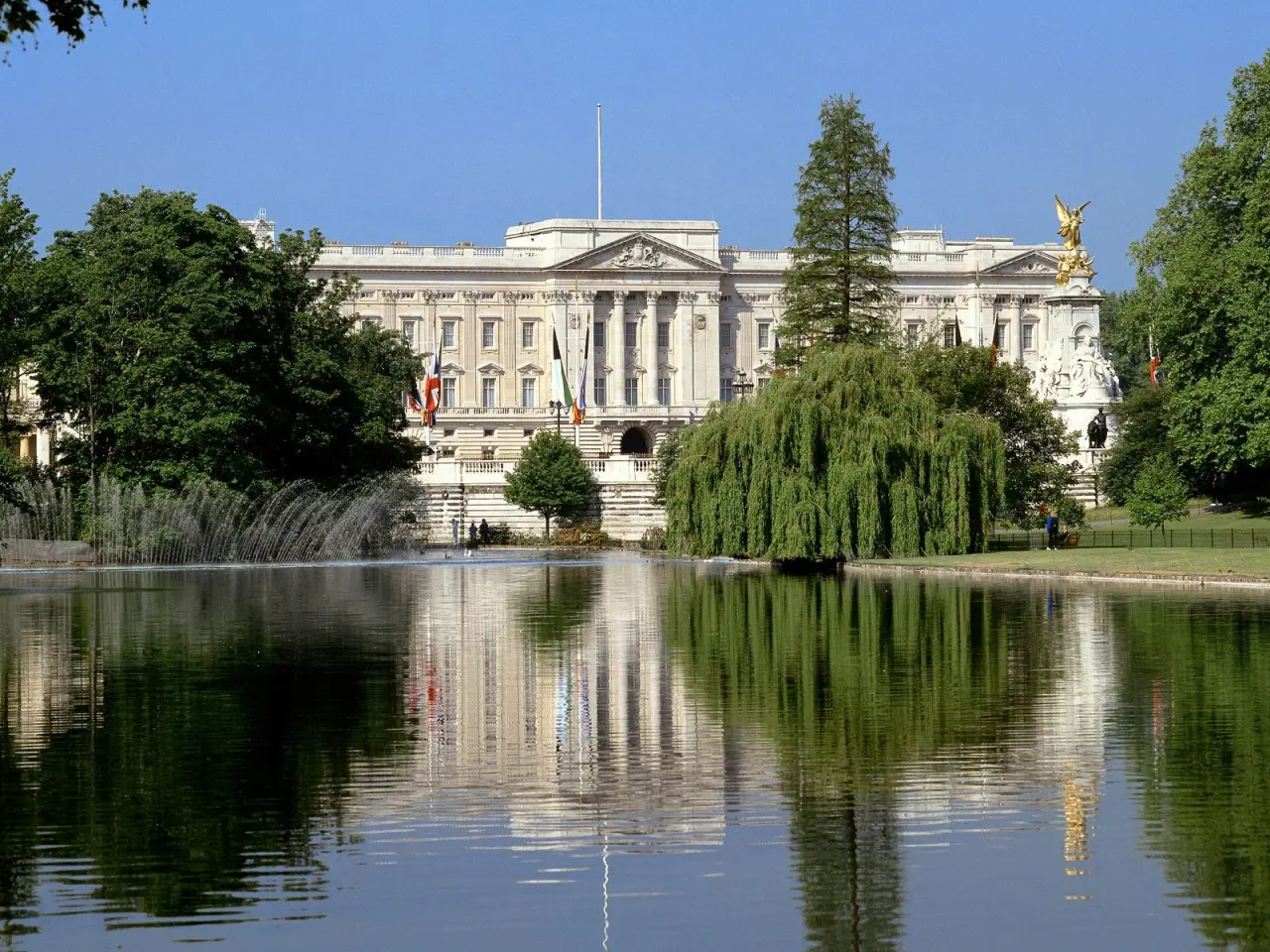 Royal Palace Reflection – green and grey desktop wallpaper, 1600×1200