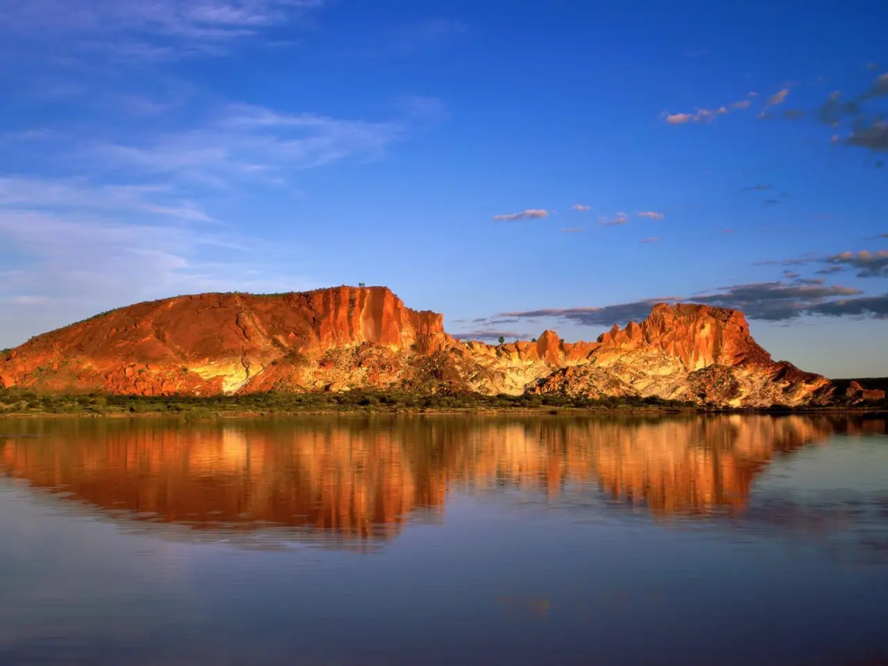 Red Cliffs Mirror Reflection – grey and brown desktop wallpaper, 1600×1200