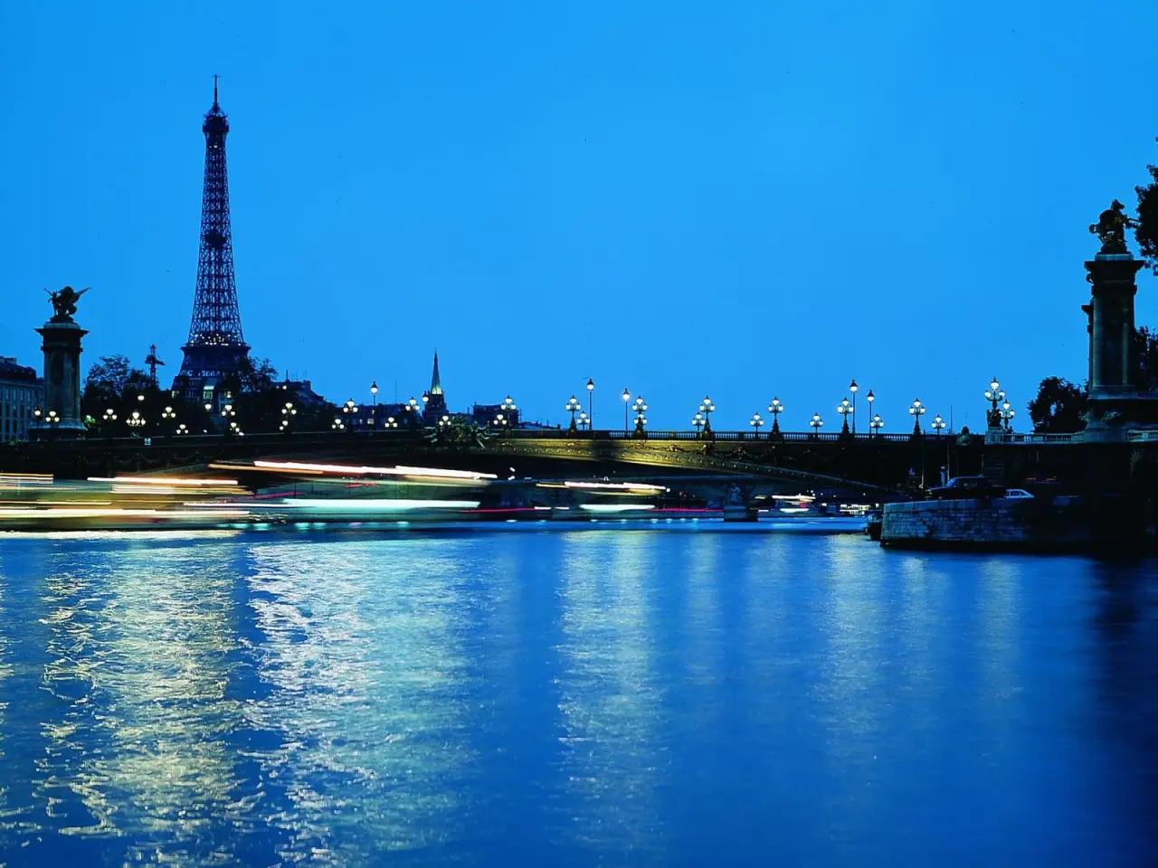 Eiffel Tower at Night – blue and black desktop wallpaper, 1600×1200