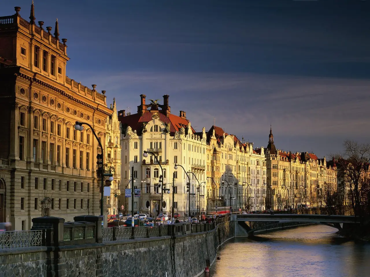 Golden Hour Over City – grey and black desktop wallpaper, 1600×1200