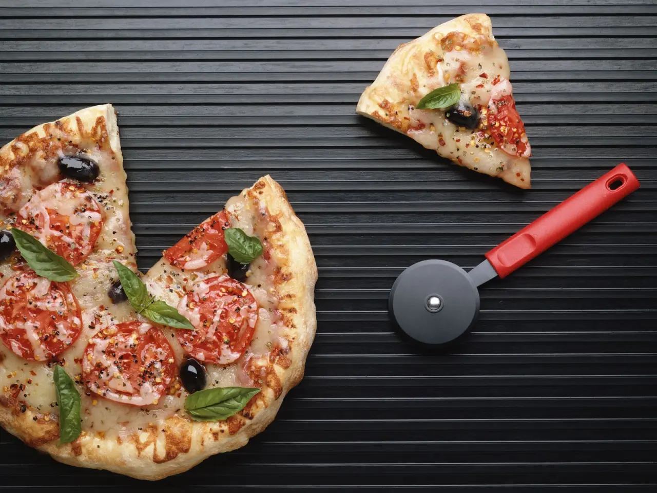 Fresh Baked Pizza Slice – black and grey desktop wallpaper, 1600×1200