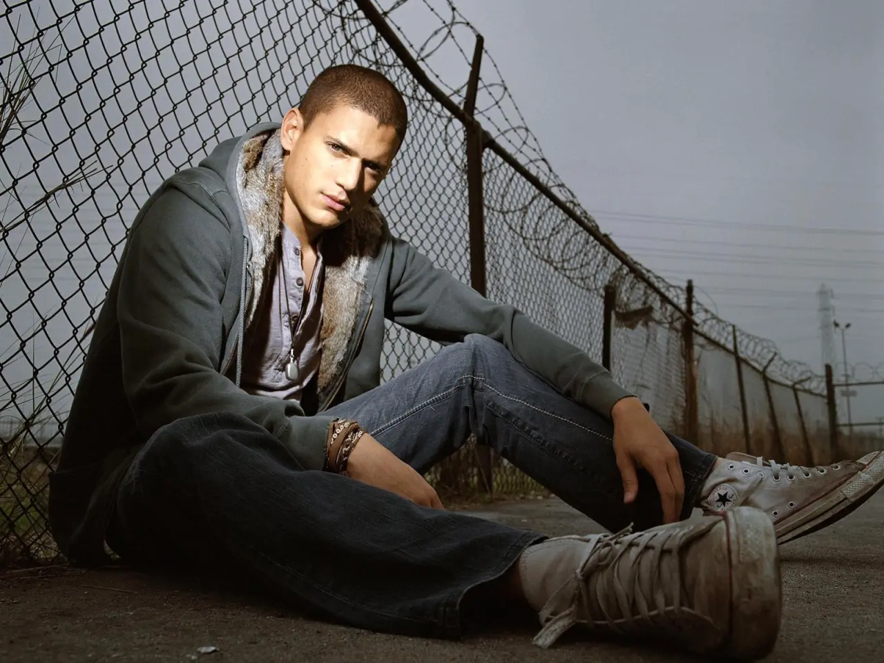 Prisoner In The Yard – grey and black desktop wallpaper, 1600×1200