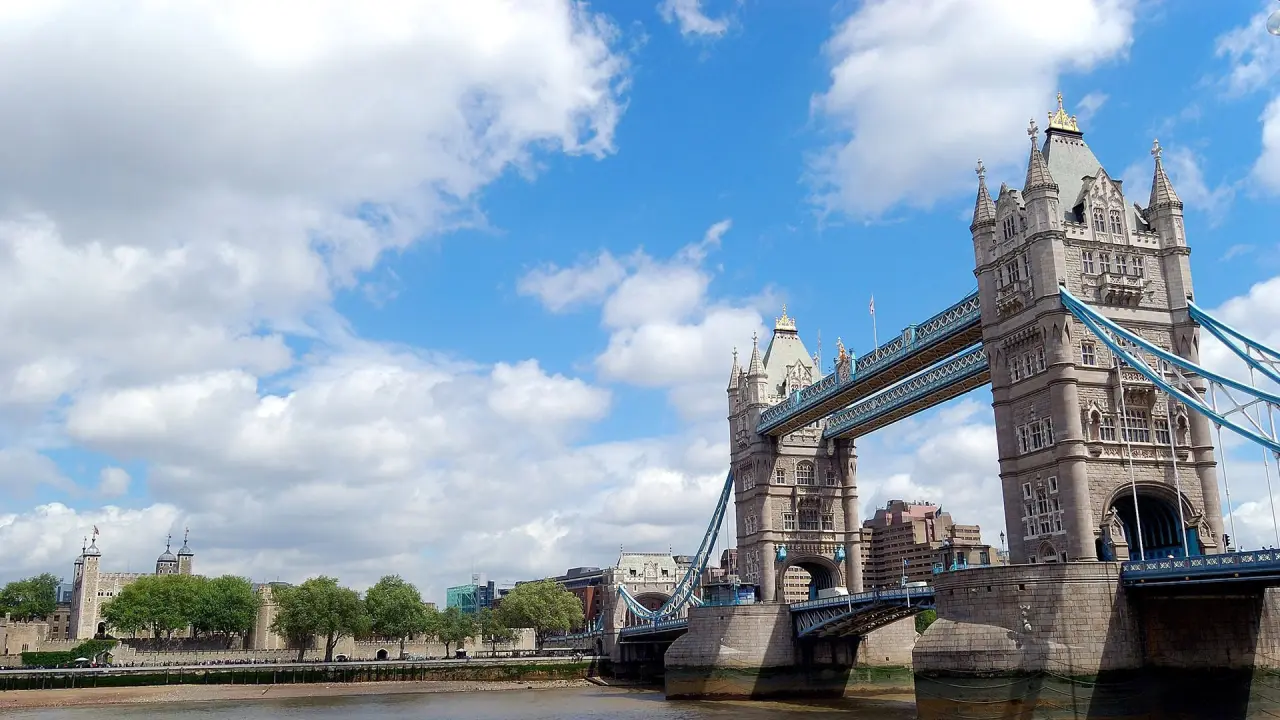Tower Bridge Over Thames – blue and white desktop wallpaper, 1920×1080